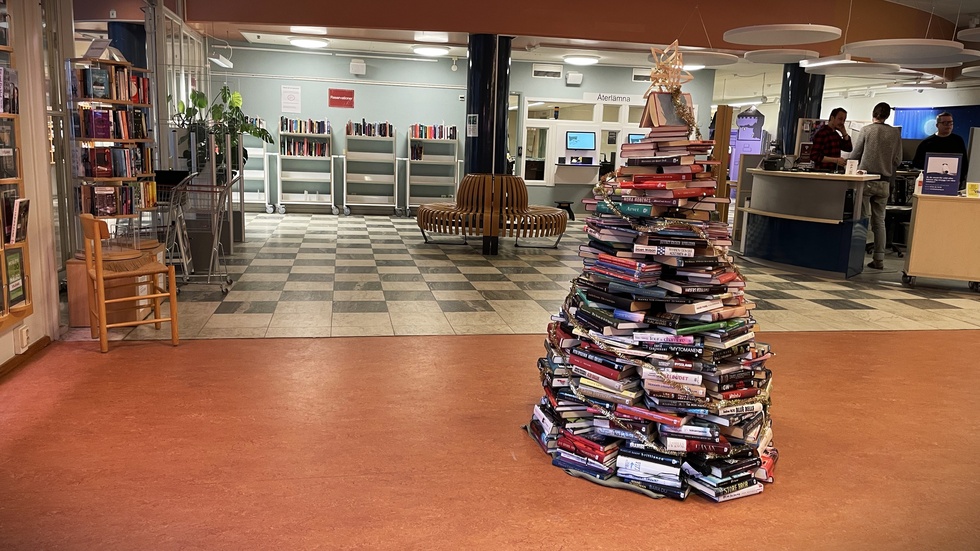 Granen står så grann på Nyköpings stadsbibliotek. Sedan blir det julgransplundring för läslystna, men efter nyår.