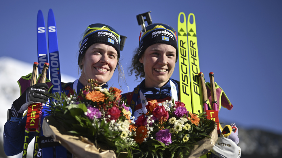 Systrarna Elvira Öberg, till vänster, och Hanna Öberg skiner ikapp efter dubbla pallplatser.