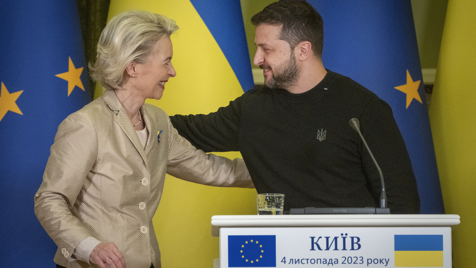 EU-kommissionens ordförande Ursula von der Leyen står på samma sida som Ukrainas president Volodymyr Zelenskyy. Försvaret av Europas demokratier kommer att betyda enormt mycket under 2024.