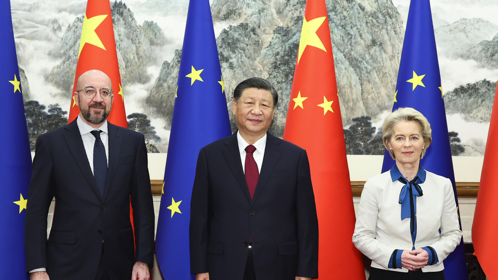 Charles Michel, Xi Jinping och Ursula von der Leyen i möteslokalen i Peking.