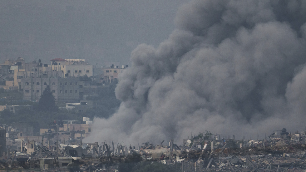 Rök bolmar efter en israelisk attack mot Gaza. Arkivbild.