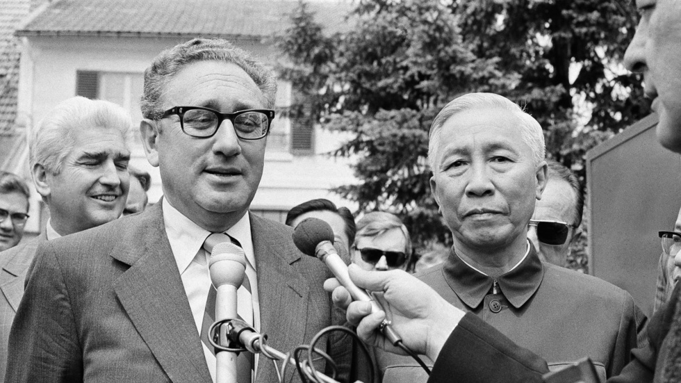 Henry Kissinger (till vänster) och Nordvietnams kommunistledare Le Duc Tho utsågs 1973 till fredspristagare. Arkivbild.