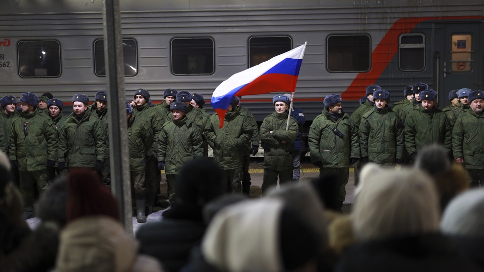 Ryska soldater tar adjö av sina nära och kära vid en ceremoni i Tiumen, när mobiliseringen av civila reservister hade dragit igång under förra hösten. Arkivbild.