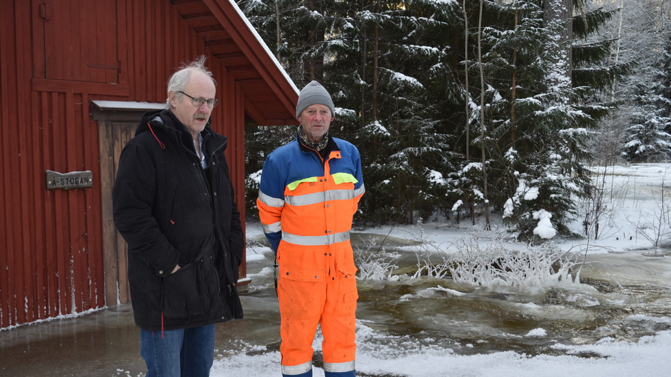 Bengt Rääf och Bo Svensson utanför "Å-stugan" som Bengt brukar hyra ut. Närmare än så här kan man inte gå, då riskerar man att trampa genom isen ner i vattnet.