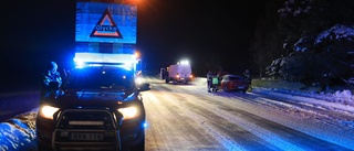 Bil i lågor utanför Uppsala – privatperson kom till undsättning