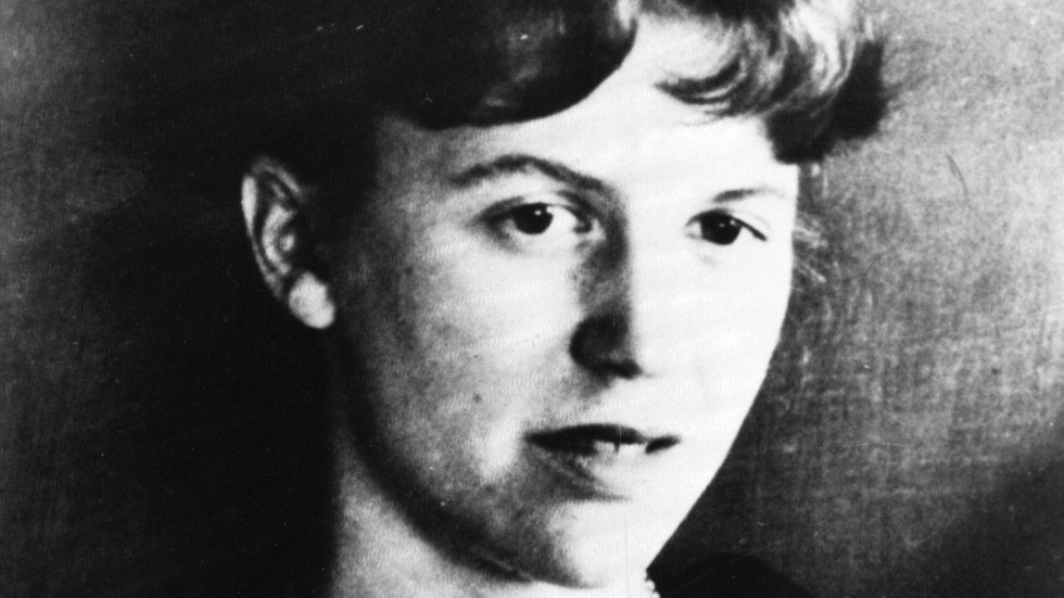 Sylvia Plath (1932–1963) var en amerikansk poet och författare. Hennes mest kända verk är romanen "Glaskupan" (1963) som gavs ut under pseudonymen Victoria Lucas. Samma år begick Plath självmord.
