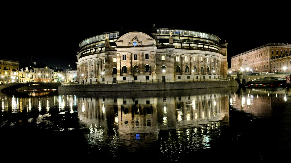 Riksdagshuset i kvällsljus. Arkivbild.