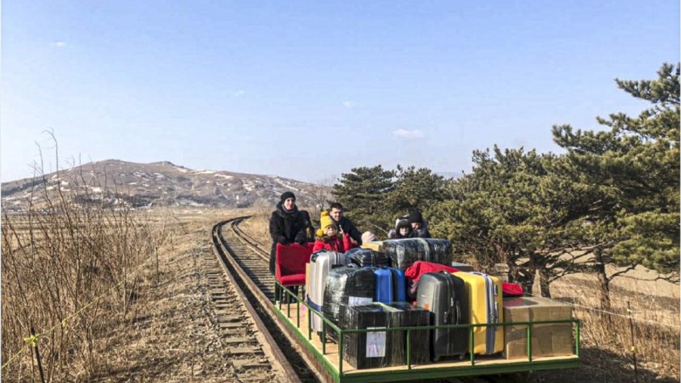 Den sista resan från Nordkorea till Ryssland gjorde gruppen på en tralla.