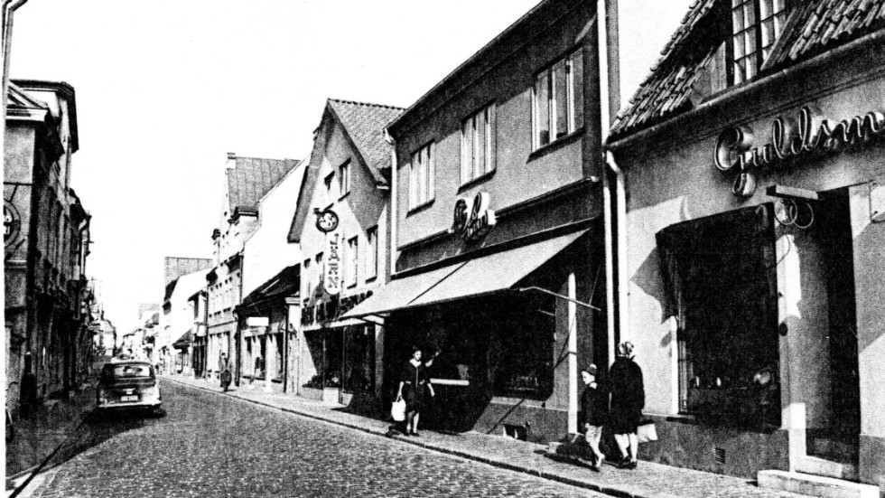 Mellan Widerströms guld, närmast till höger i bild, och Järn AB Södertorg, låg Andelsslakteriets charkuteributik innan Munkvalvet flyttade in 1970. 
