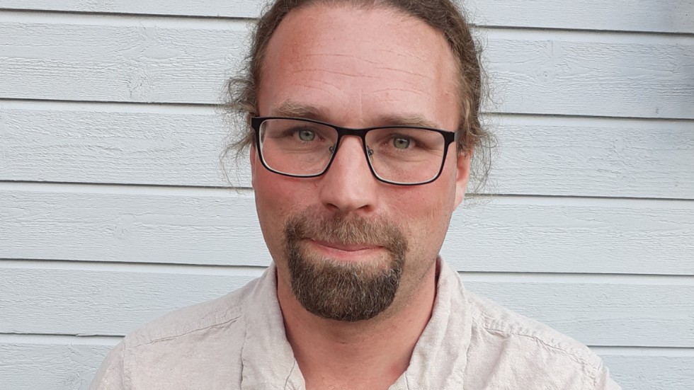 Andreas Bohlin (S) är ordförande i Vård- och  omsorgsnämnden i Norrköping. Han får kritik av debattörerna från SPF på Vikbolandet.