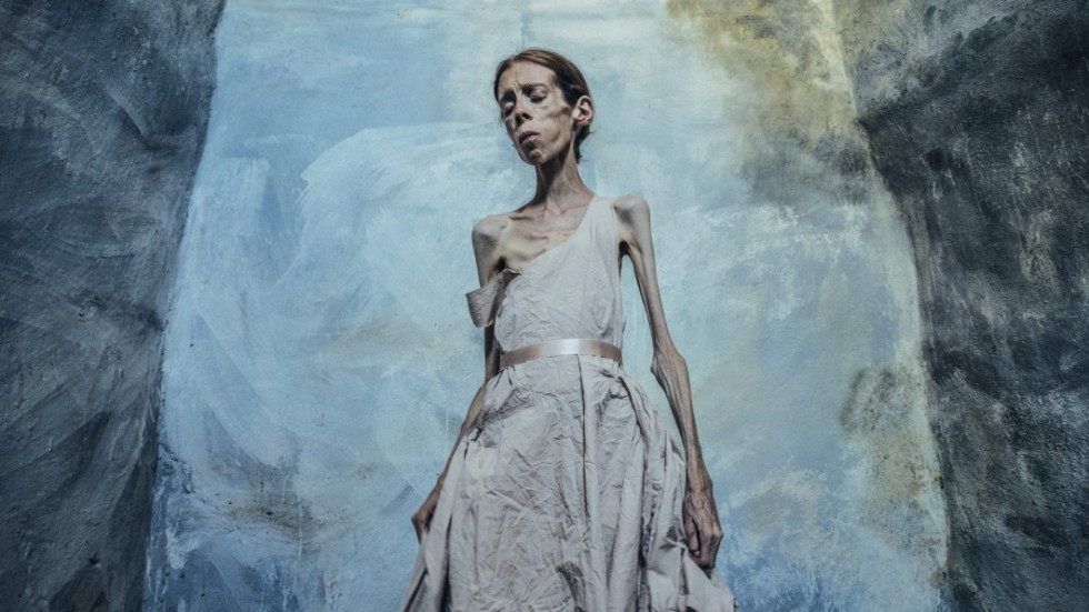 "Självporträtt" är berättelsen om den norska fotografen Lene Marie Fossen (1986–2019) som från tidig ålder led av svår anorexi och som fann en fristad i fotokonsten.