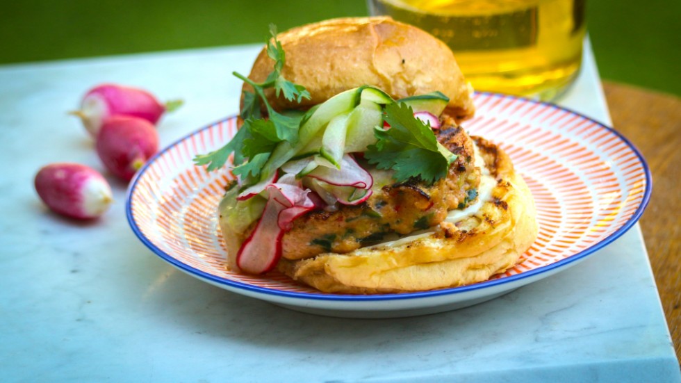 Grymt god laxburgare med thailändska smaker och fräsch gurkslaw.