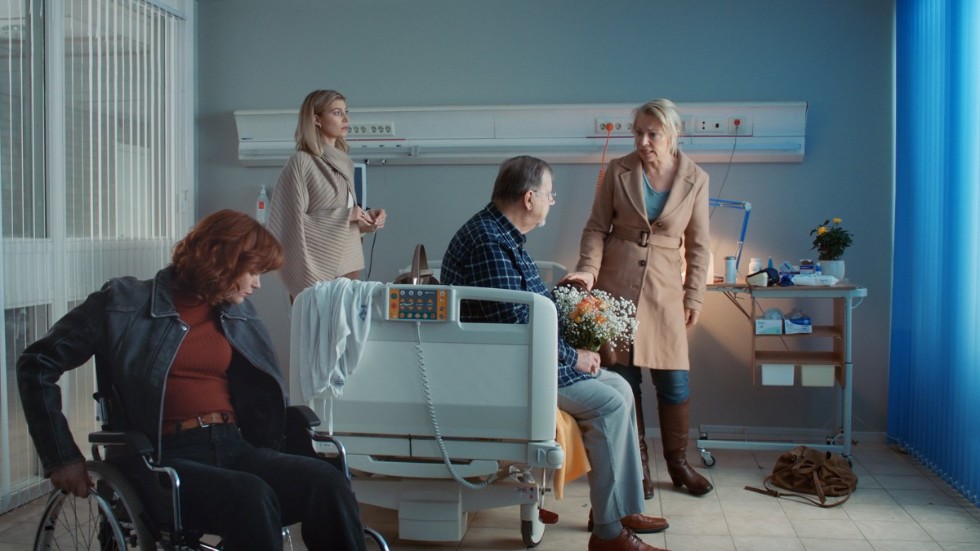 Liv Mjönes, Cecilia Forss, Sven Melander och Katarina Ewerlöf spelar några av rollerna i humorserien "Fullt hus". Pressbild.