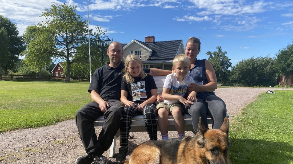 Familjen Lindhe bor sedan två år tillbaka på Mellangården i Norrhult utanför Hultsfred. Fr.v: Johan, Estelle, Hannes och Johanna samt hunden Arwe.