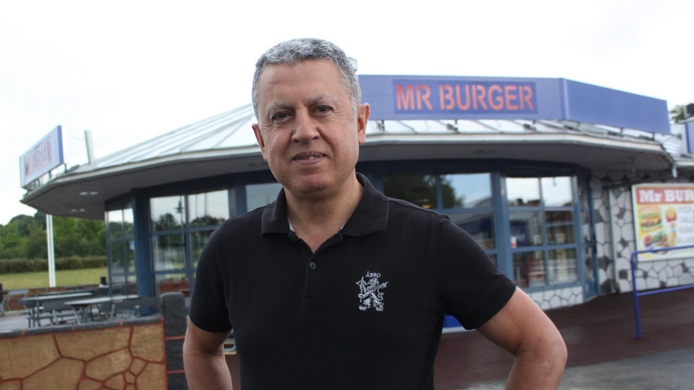 Efter omfattande renovering nyöppnade Mr Burger i juli. "Jag har 29 år i branschen och vet att det enda som funkar är att kämpa på", säger Simon Sauma.