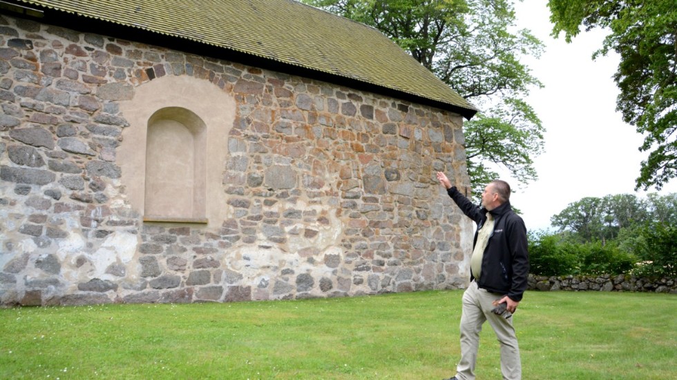 Rimforsa församlings fastighetschef Henri Riccono visar upp det tak som nu behöver bytas på den över 800 år gamla stenkyrka i Hägerstad.