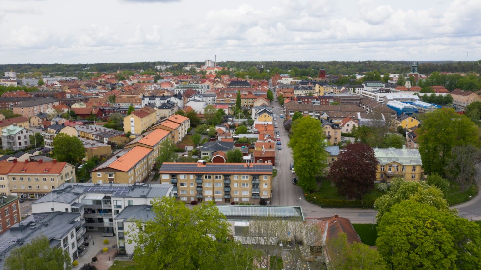 Man kan undra varför kommunen så hårdnackat motsätter sig att anställa en stadsarkitekt. Skriver signaturen "Jan-Åke".