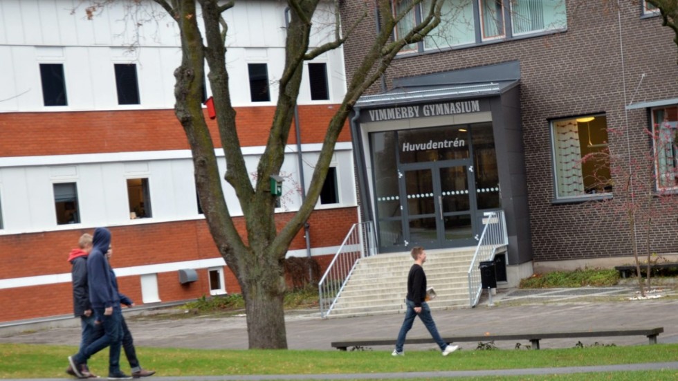 Gymnasieledningen i Vimmerby planerar för att införa växelvis undervisning på plats i skolan nästa vecka.