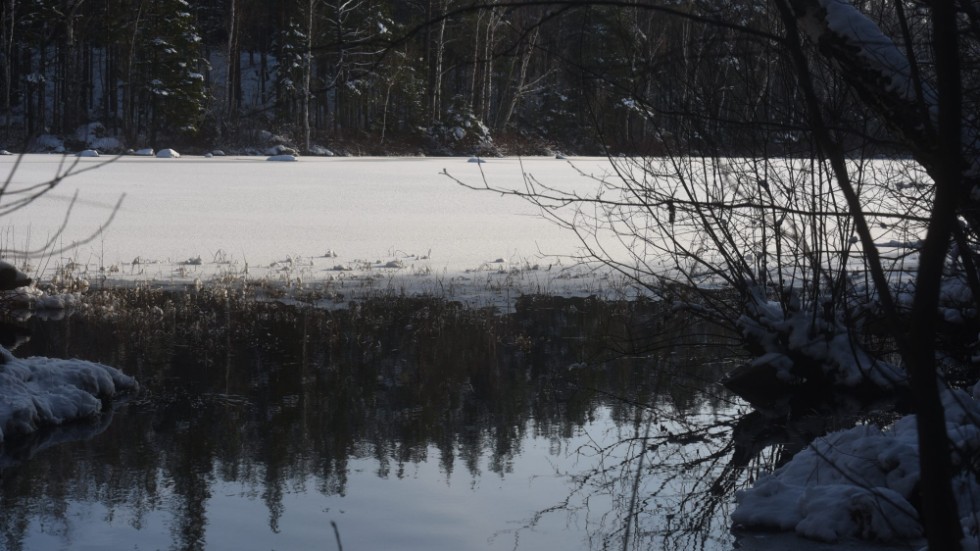 Det finns många luriga punkter där isen på sjöar kan vara svag. In- och utlopp från åar är ett av ställena man ska se upp med.