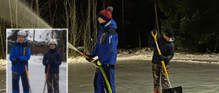 Ludwig och Olle, 14, har spolat upp egen isbana till barnen i kvarteret