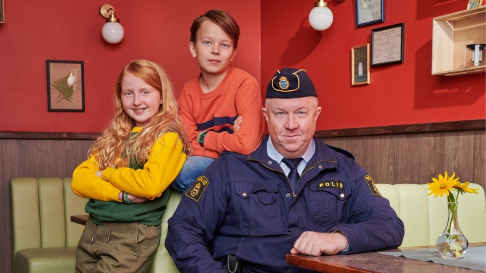 Ellen Sarri Littorin (Maja), Elis Nyström (Lasse) och Anders Jansson (polismästaren) spelar huvudrollerna i "LasseMajas detektivbyrå". Pressbild.