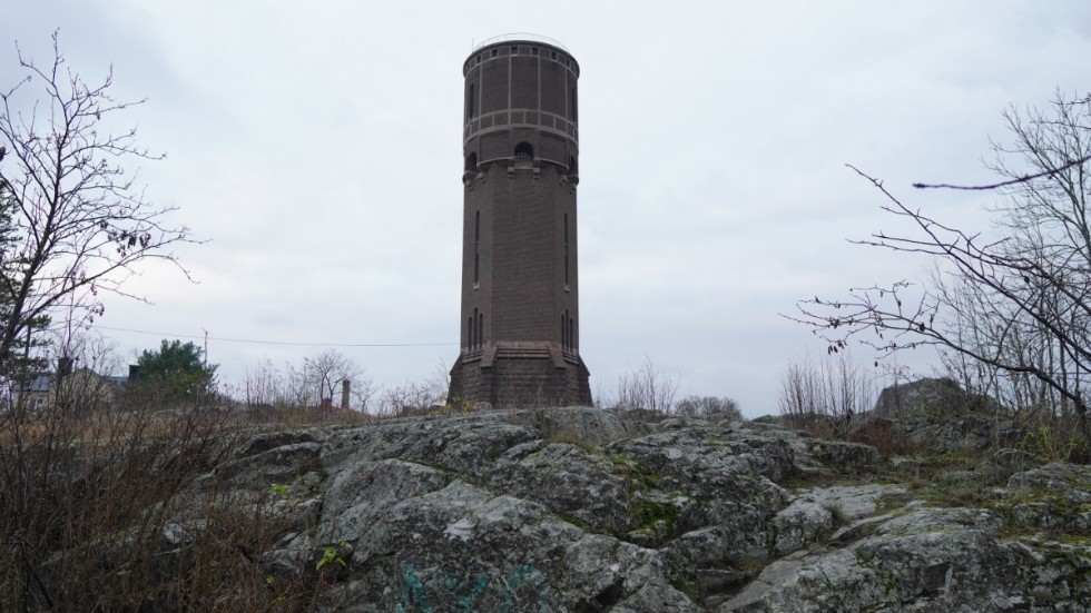 Skribenten tycker inte att det känns rimligt med en påbyggnad på gamla vattentornet i Västervik, även efter planändringen.