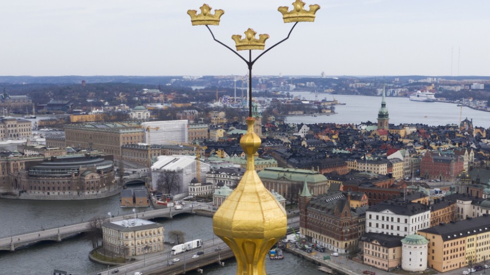 Stockholm är den region och kommun som får mest statligt krisstöd i den första rundan. I förgrunden syns Stockholms stadshus spira. Arkivbild.