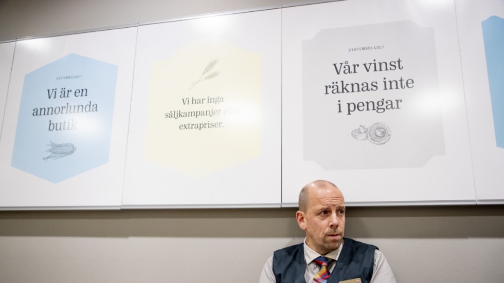 Alexander Johansson, butikschef på Systembolaget i Strömstad, har sett hur antalet kunder har minskat.