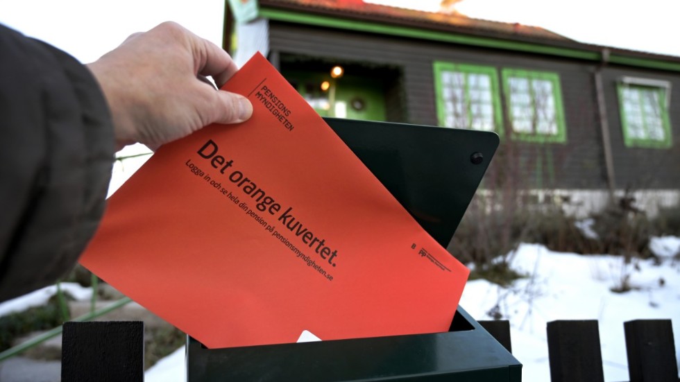 Det orange kuvertet från Pensionsmyndigheten kommer till Sörmlands pensionssparare i månadsskiftet februari– mars.