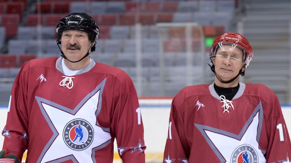 Aleksandr Lukasjenko på ett av sina många turer i ishockeyrinken, här med Rysslands Vladimir Putin.