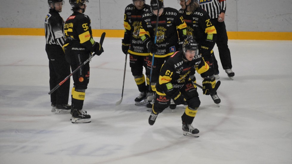 Vimmerby Hockey accepterar inte kommunen höjning av klubbens hyra för sin del av ishallen i Vimmerby. Nu kräver klubbens styrelse att kommunen omprövar beslutet.