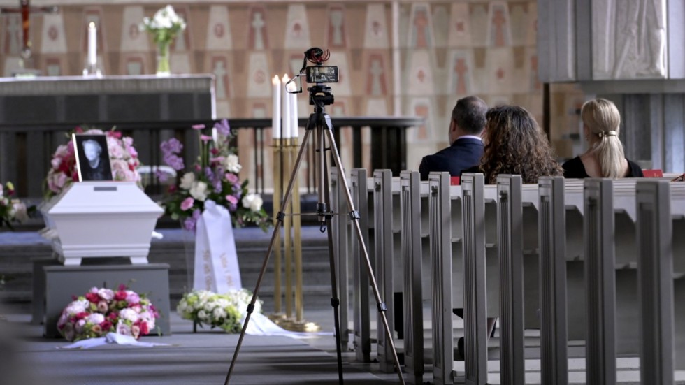 Begränsningen till åtta personer för alla offentliga sammankomster ska tillföras ett undantag för begravningar. Regeringen gör rätt som lyssnar på Svenska kyrkan.