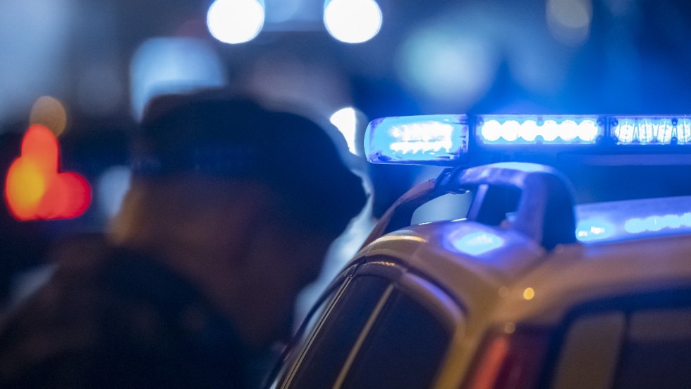 Polisen fick larm om ett bråk på en bilträff i Vimmerby på lördagsnatten. En kvinna har anmält att hon blivit misshandlad av en jämnårig man.