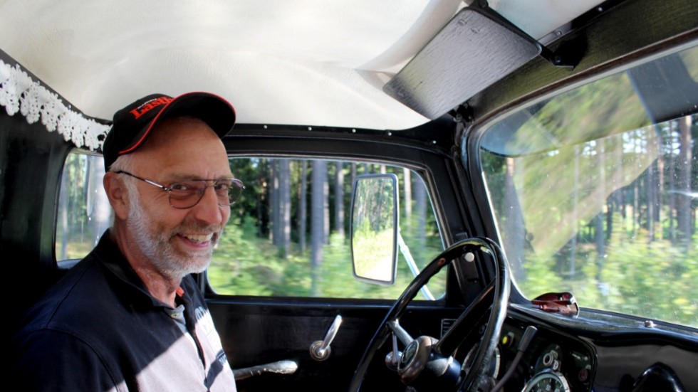 Peter Andersson har ett stort intresse för lastbilar. När han inte jobbar så ägnar han sig gärna åt att fixa med lastbilarna - både den moderna och veteranlastbilen.  