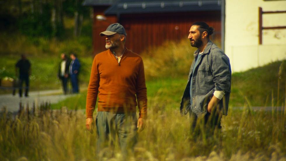 Skådespelarna Johan Rheborg och Fares Fares gör båda starka insatser i nya svenska thrillern "Partisan" i fem avsnitt som visas på Viaplay.
