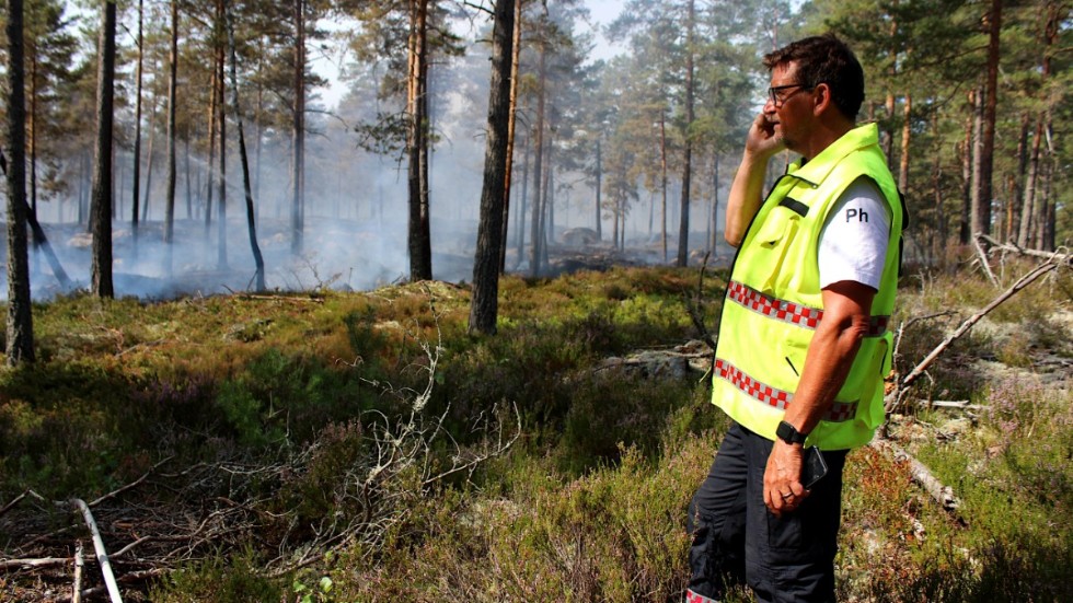 Peter Helge är räddningschef i Vimmerby kommun. "Vi vill inte ha några bränder orsakade av slarv, det är nog med att vi är oroliga för att det kan bli åska. Så ett stort ansvar ligger hos privatpersoner och företag som är ute i skog och mark att man tar ansvar och är försiktig."
