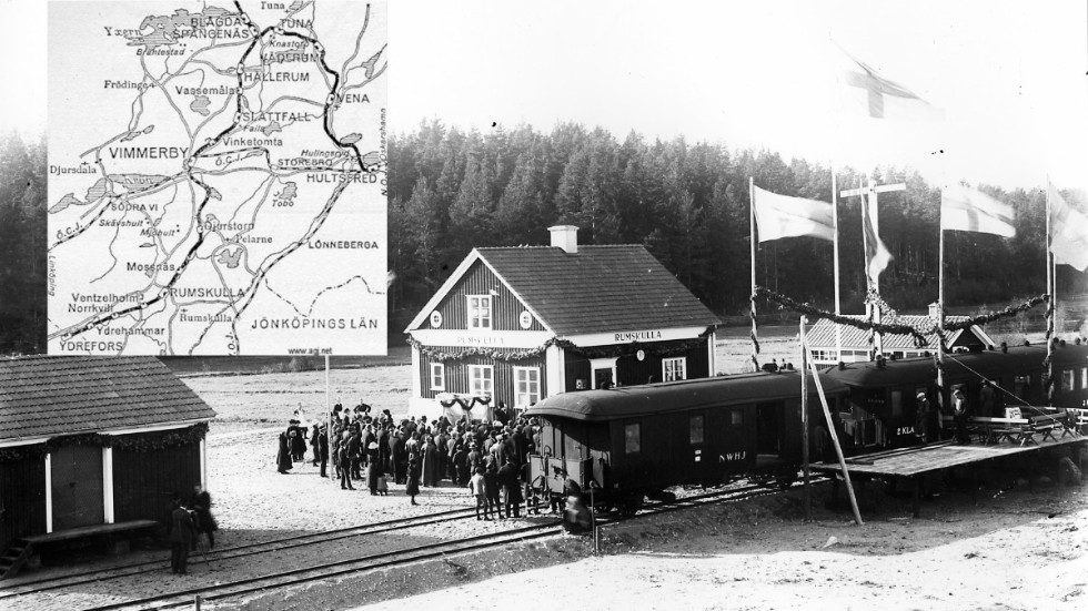 Det första tåget på sträckan mellan Vimmerby och Ydrefors tas emot på stationen i Rumskulla. Infällt en karta över bansträckningen. 