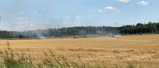 Brand bröt ut på åker utanför Linköping