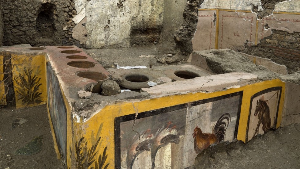 Ett gatuservering från början av vår tideräkning har grävts fram i Pompeji, komplett med nedsänkningar för de varma matkärlen längs disken.