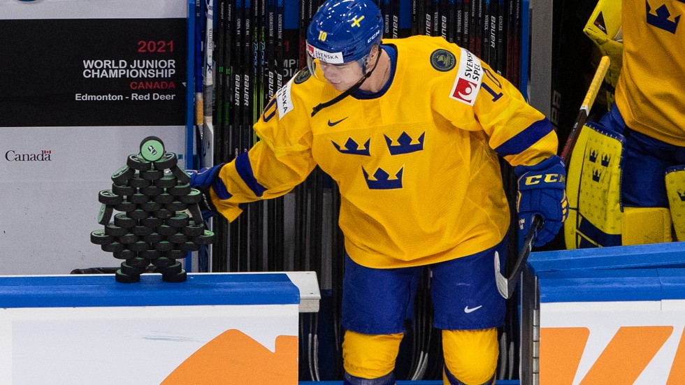 Flera svenska spelare skippade halsskyddet i JVM-premiären mot Tjeckien.