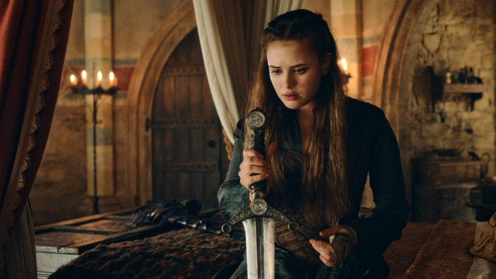 Katherine Langford spelar Nimue, i Netflix-serien "Cursed". Hon får uppdrag att ta det magiska svärdet Excalibur till trollkarlen Merlin. 