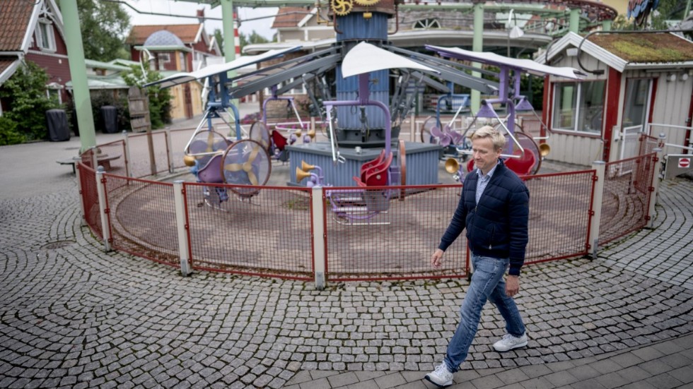 Lisebergs vd Andreas Andersen går i den stängda nöjesparken. Nu står det klart att även julsäsongen blir inställd. Arkivbild.
