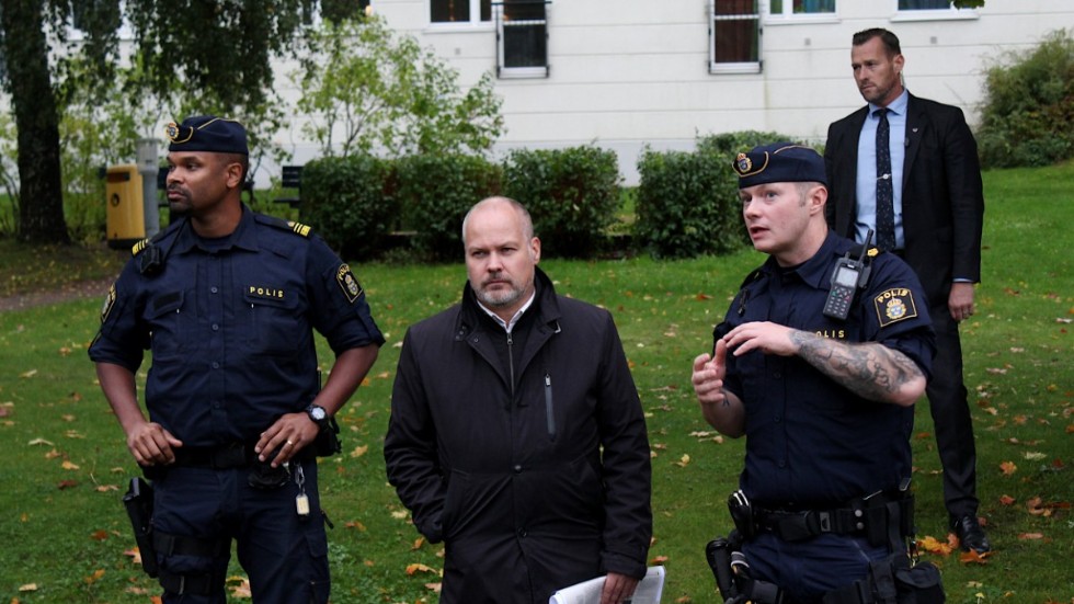 Morgan Johansson ses här samtala med poliser vid ett besök i Norrköping i oktober 2020. Många har slitit hårt på fältet och vid skrivborden. Men det har inte räckt till. Staten har misslyckats med att få stopp på gangstermorden.