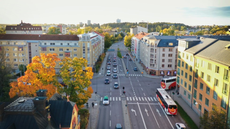 Om biltrafiken enbart ska ledas runt i Y-ring, blir det inte många besökare in i Linköpings centrum. Vem ska då se till att butikerna överlever, frågar sig insändarskribenten.