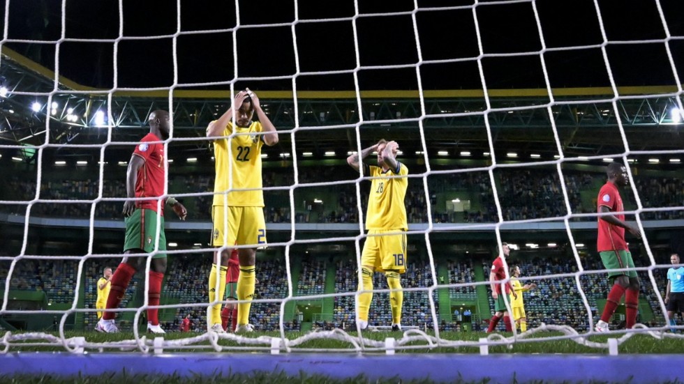 Sveriges Robin Quaison och Pontus Jansson deppar efter att Portugal gjort mål.