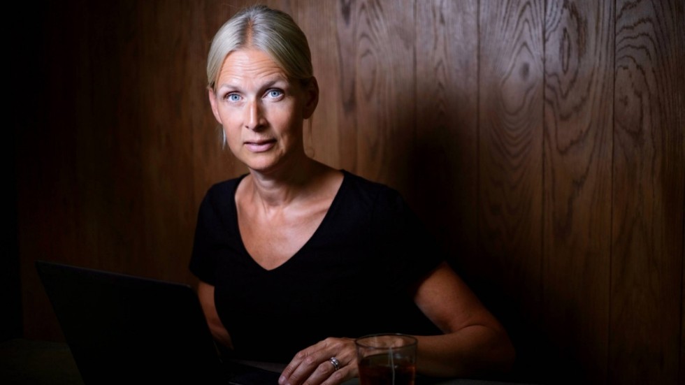 I Viktoria Höglunds ”Den som lämnas ensam kvar” leder huvudpersonen Malin Dahl, psykolog, leder en samtalsgrupp för anhöriga till obotliga cancerfall. 