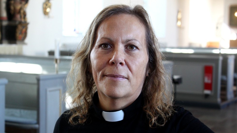 Hélén Elfving, kyrkoherde i Vimmerby, välkomnar att begravningar undantas från maxgränsen på åtta personer.
