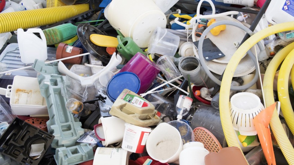 Många svenskar föredrar att handla produkter i återvunna material, som plast, och är beredda att betala mer för en märkning som informerar om andelen återvunnet material i varorna de köper.