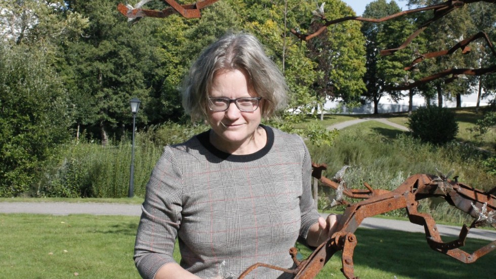 Jenny Larfeldt tog mig med till konstnären Olav Lundes mäktiga konstverk "Det mekaniska trädet" i Bruksparken.  
