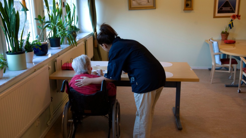 Runt 2,7 miljoner kronor kan Flens kommun söka i år för att låta personalen i äldreomsorgen utbilda sig.
